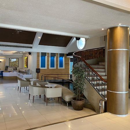 Circle Inn Hotel And Suites Баколод Экстерьер фото