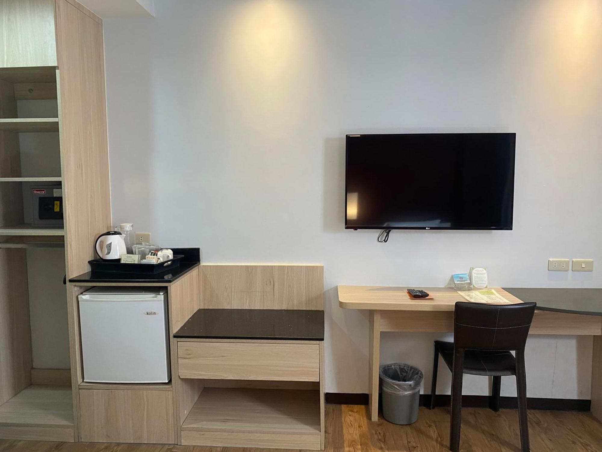 Circle Inn Hotel And Suites Баколод Экстерьер фото