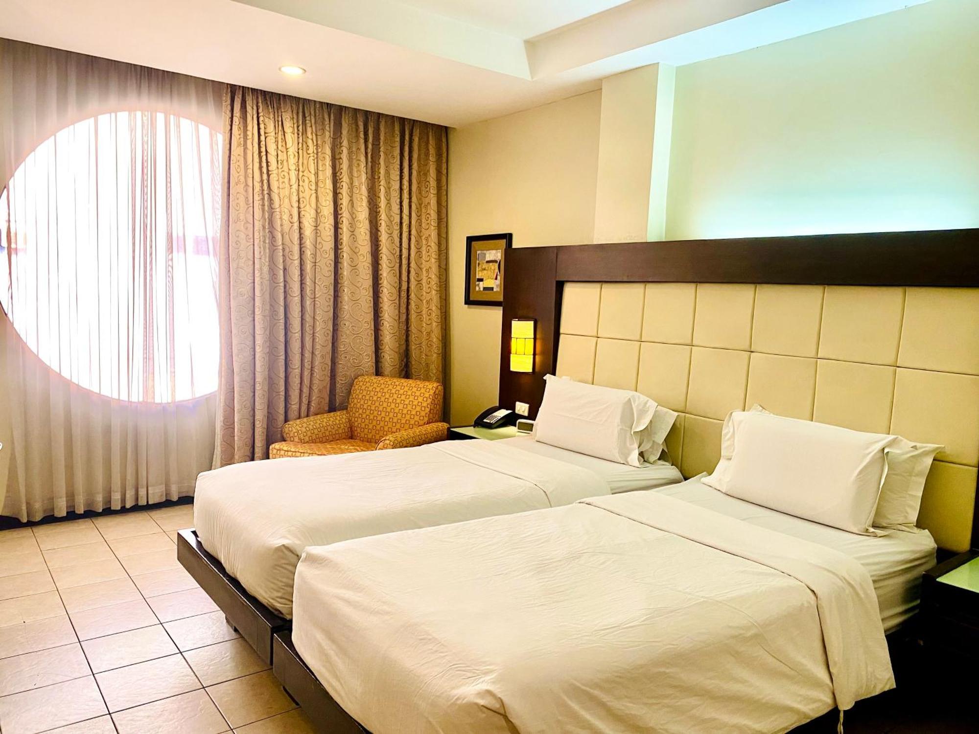 Circle Inn Hotel And Suites Баколод Экстерьер фото