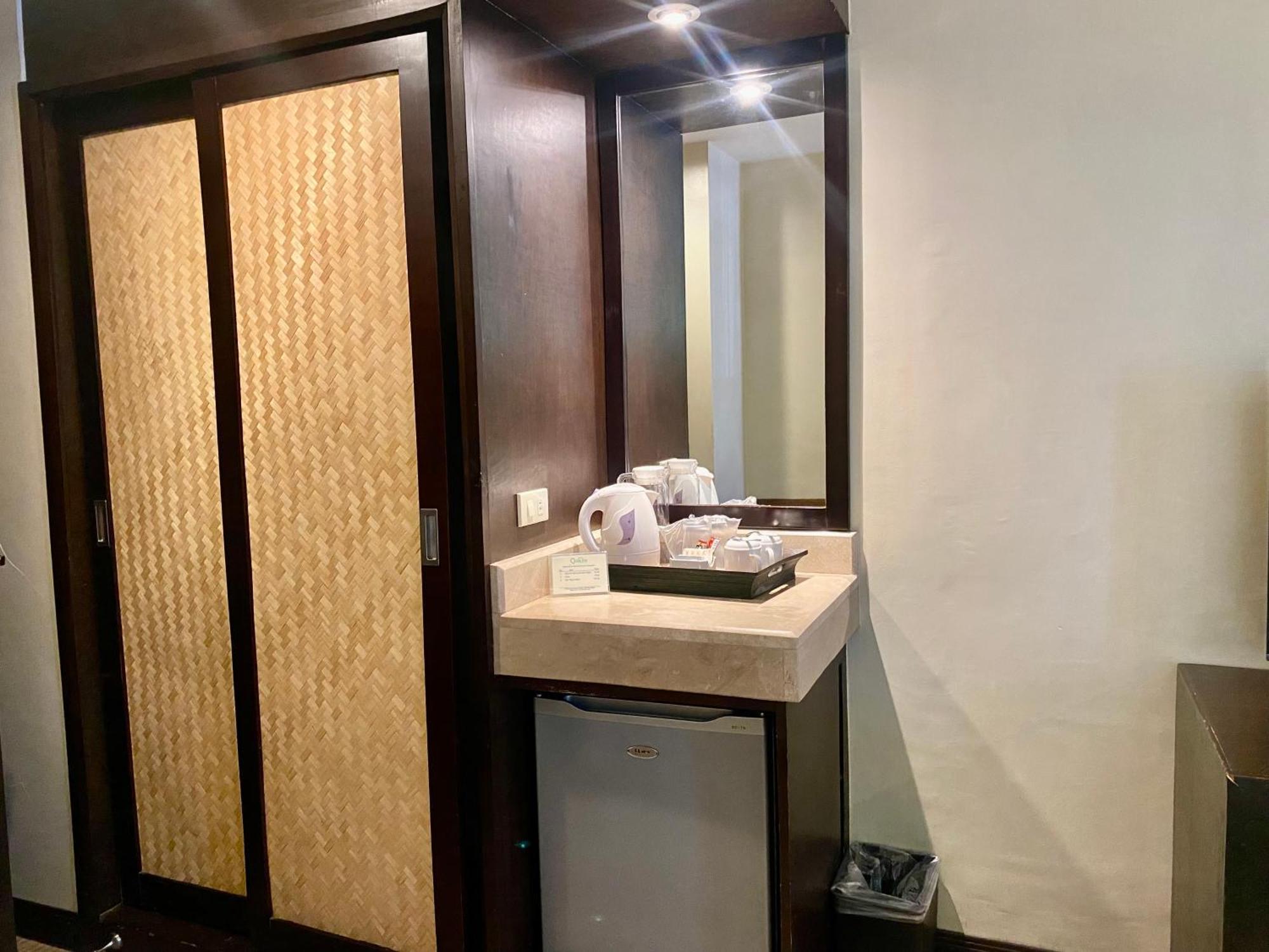 Circle Inn Hotel And Suites Баколод Экстерьер фото