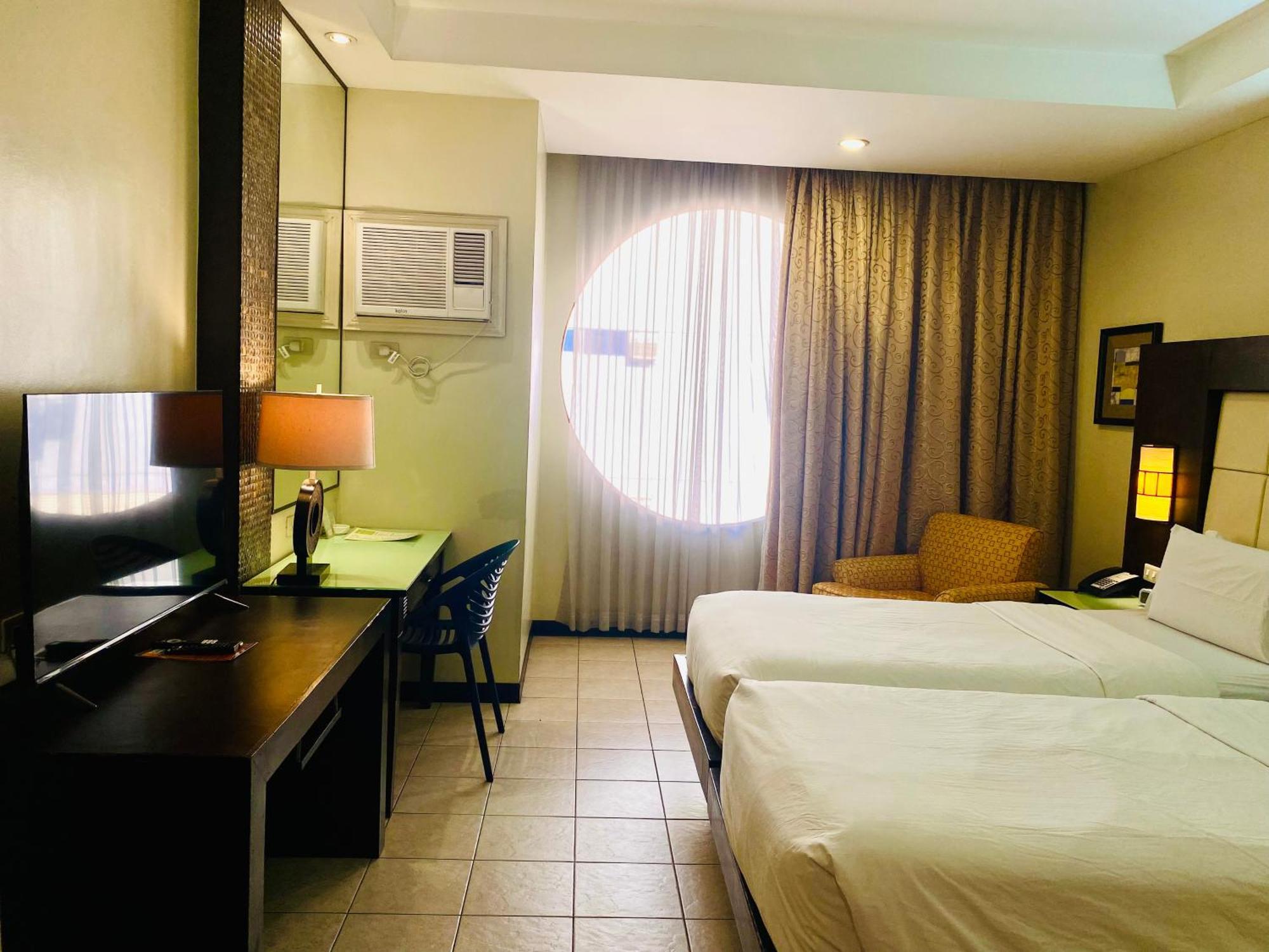 Circle Inn Hotel And Suites Баколод Экстерьер фото