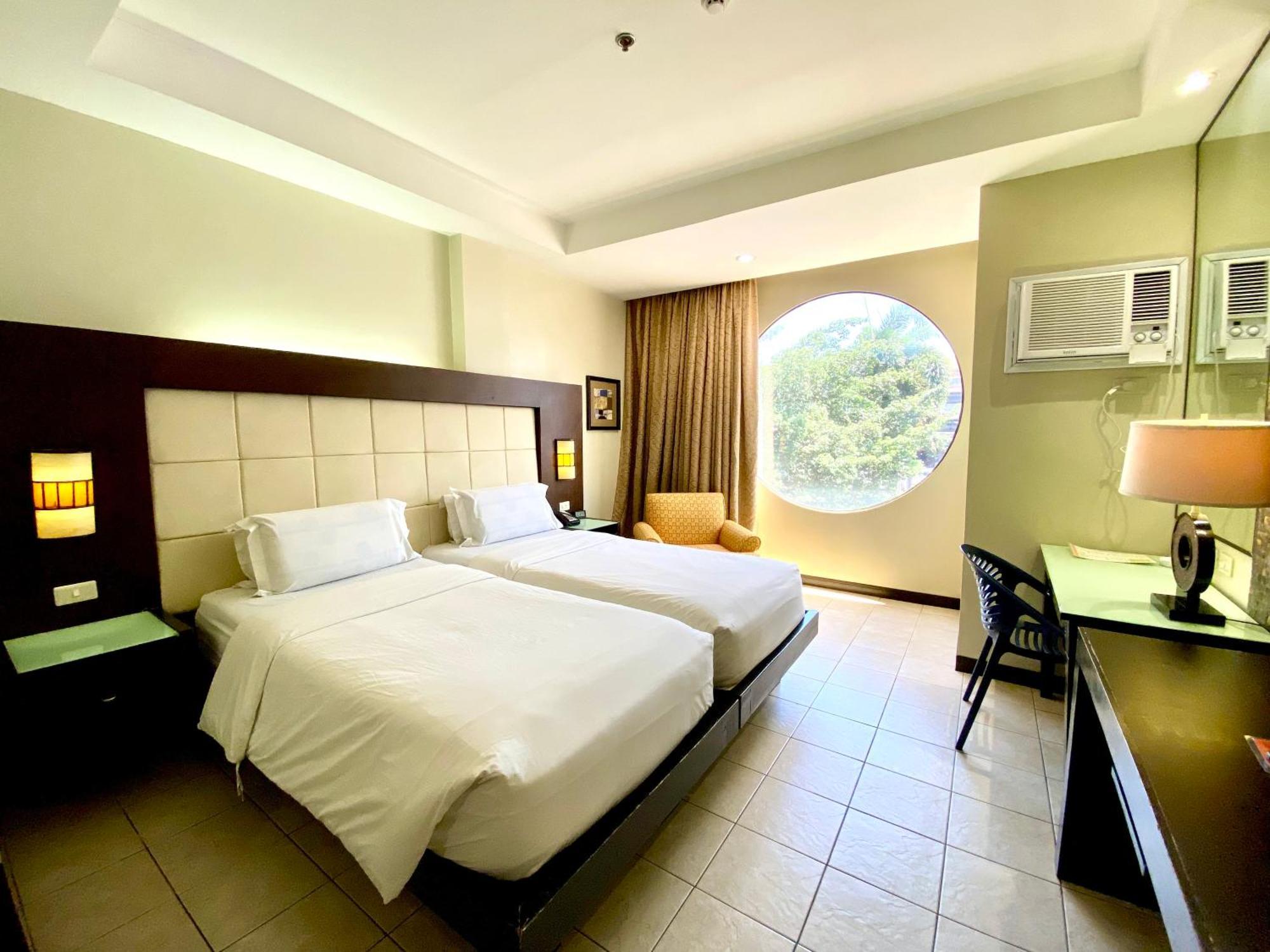 Circle Inn Hotel And Suites Баколод Экстерьер фото
