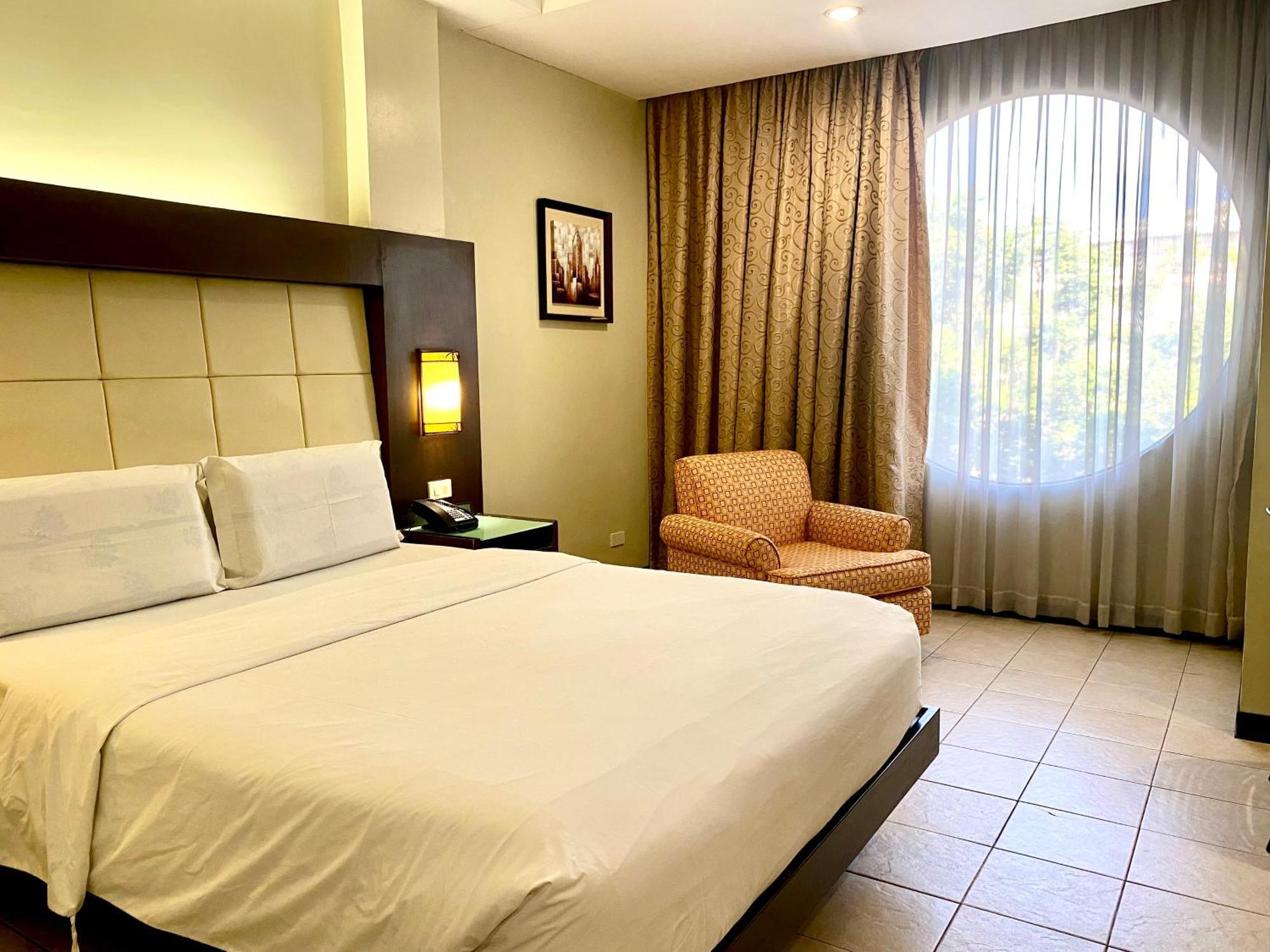 Circle Inn Hotel And Suites Баколод Экстерьер фото