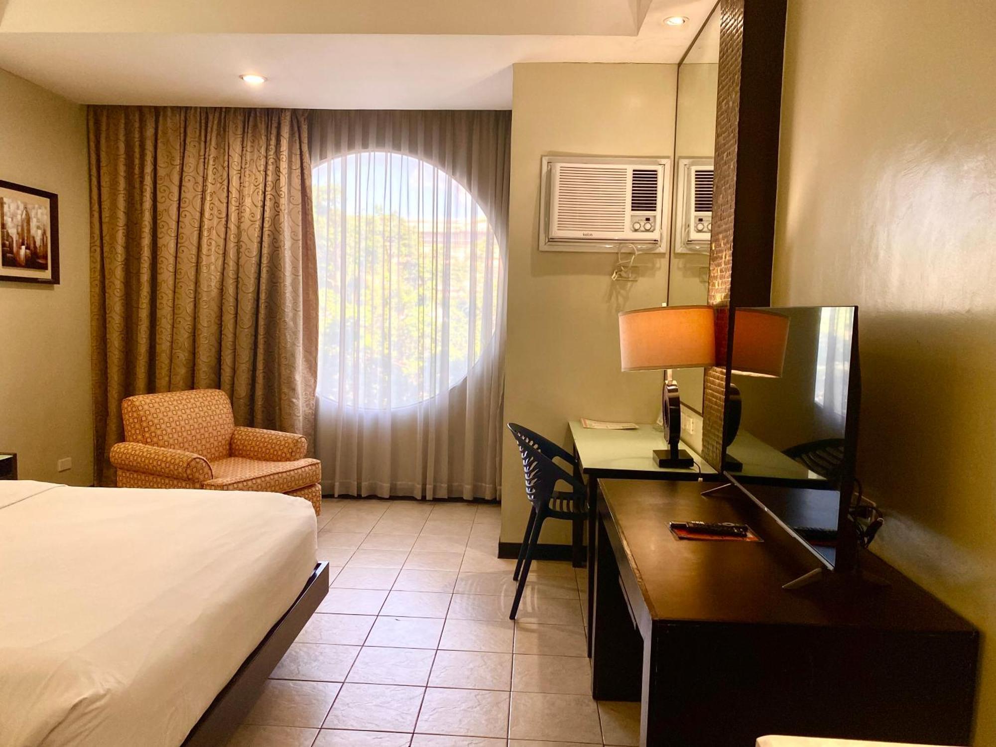 Circle Inn Hotel And Suites Баколод Экстерьер фото