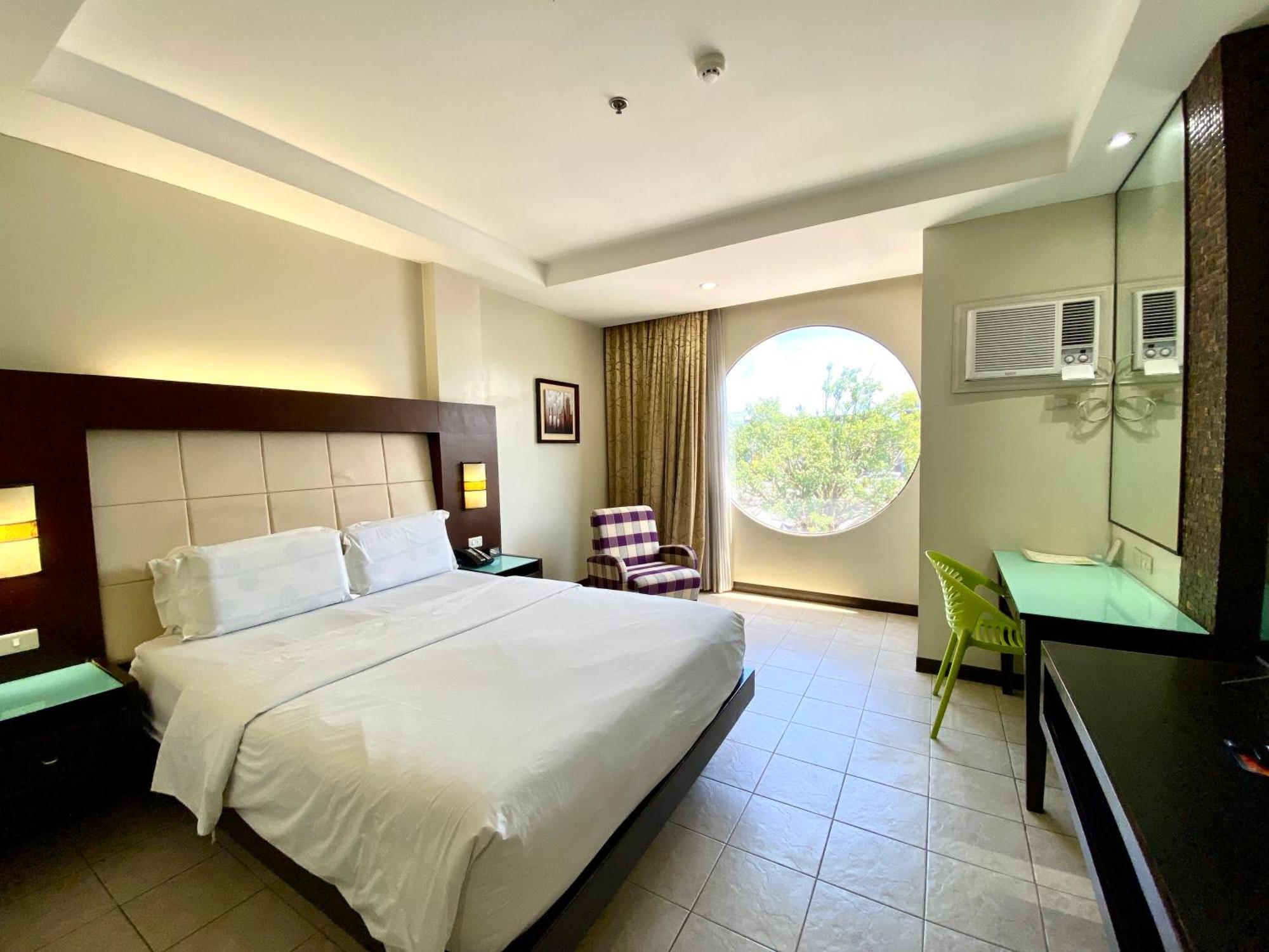 Circle Inn Hotel And Suites Баколод Экстерьер фото