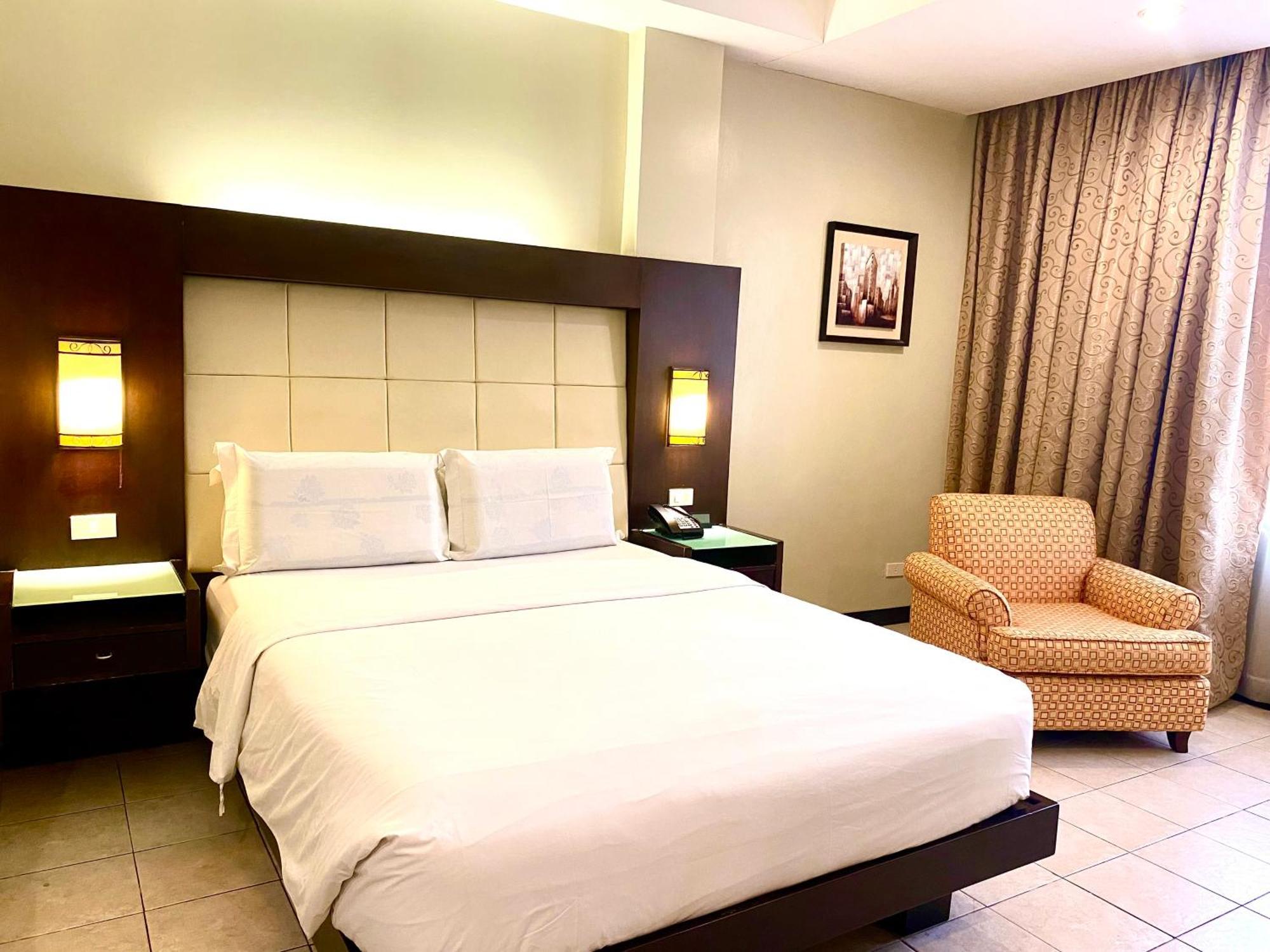 Circle Inn Hotel And Suites Баколод Экстерьер фото