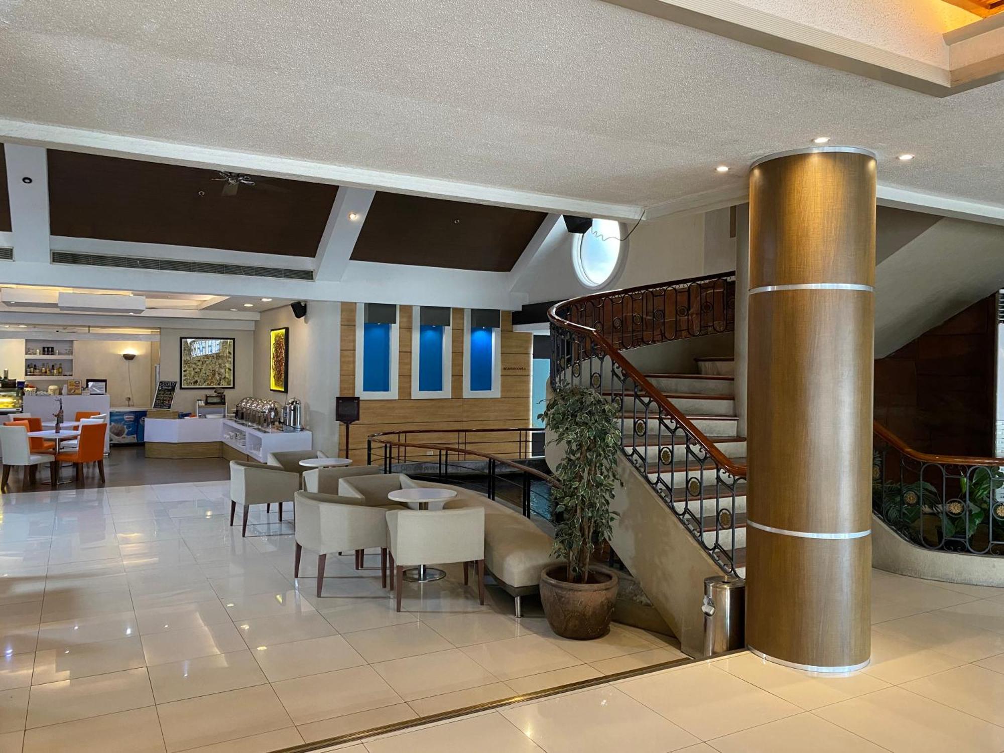Circle Inn Hotel And Suites Баколод Экстерьер фото