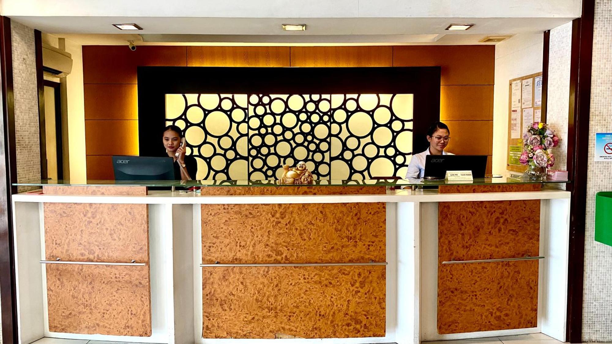 Circle Inn Hotel And Suites Баколод Экстерьер фото