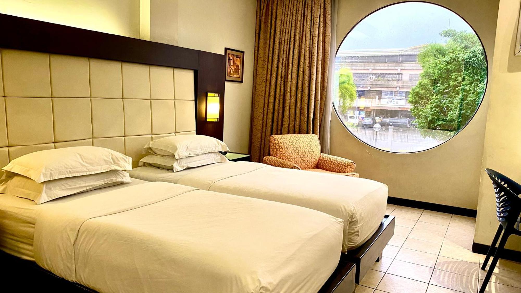Circle Inn Hotel And Suites Баколод Экстерьер фото