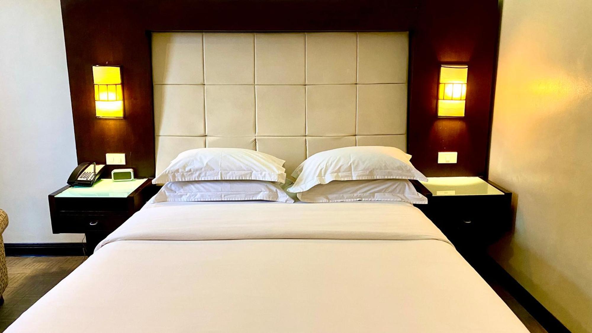 Circle Inn Hotel And Suites Баколод Экстерьер фото