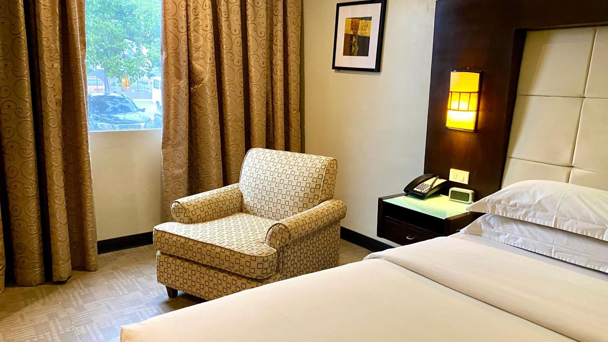 Circle Inn Hotel And Suites Баколод Экстерьер фото