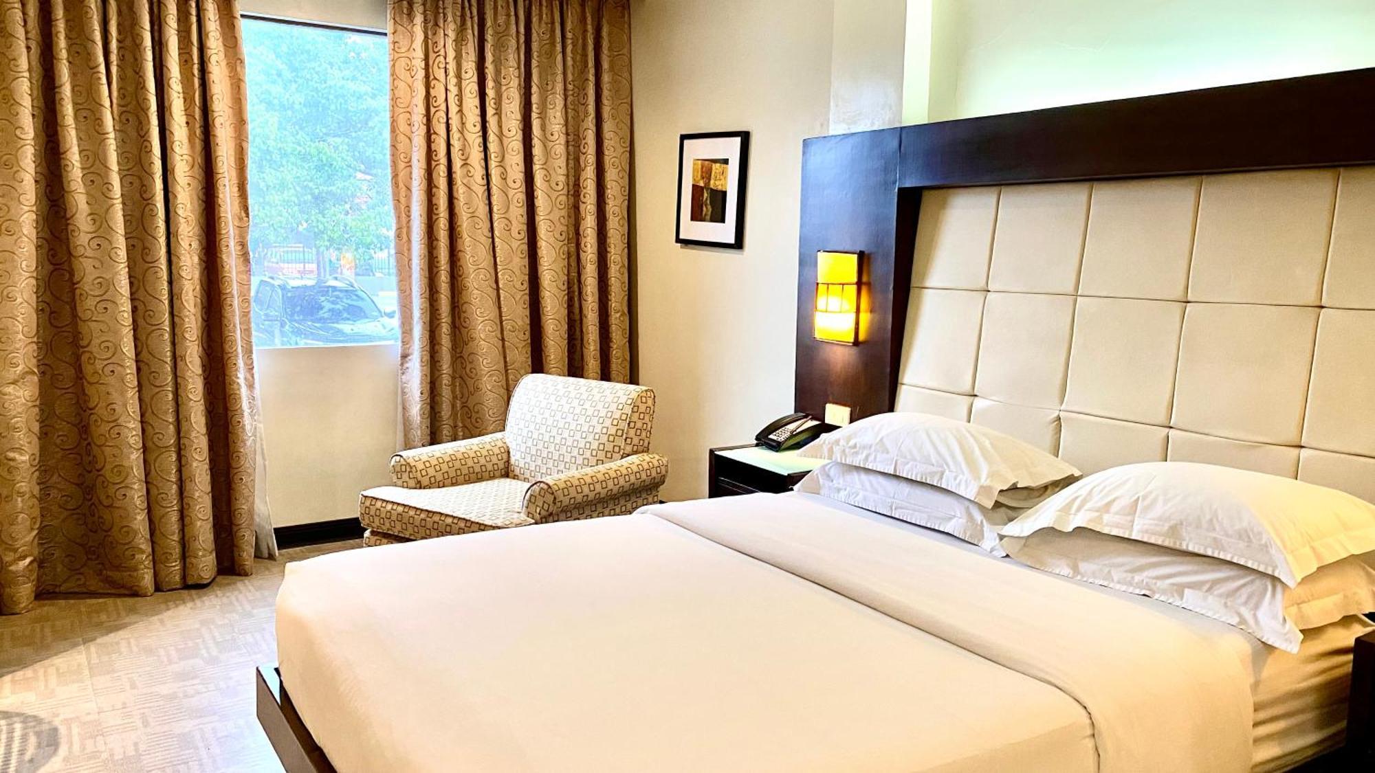 Circle Inn Hotel And Suites Баколод Экстерьер фото