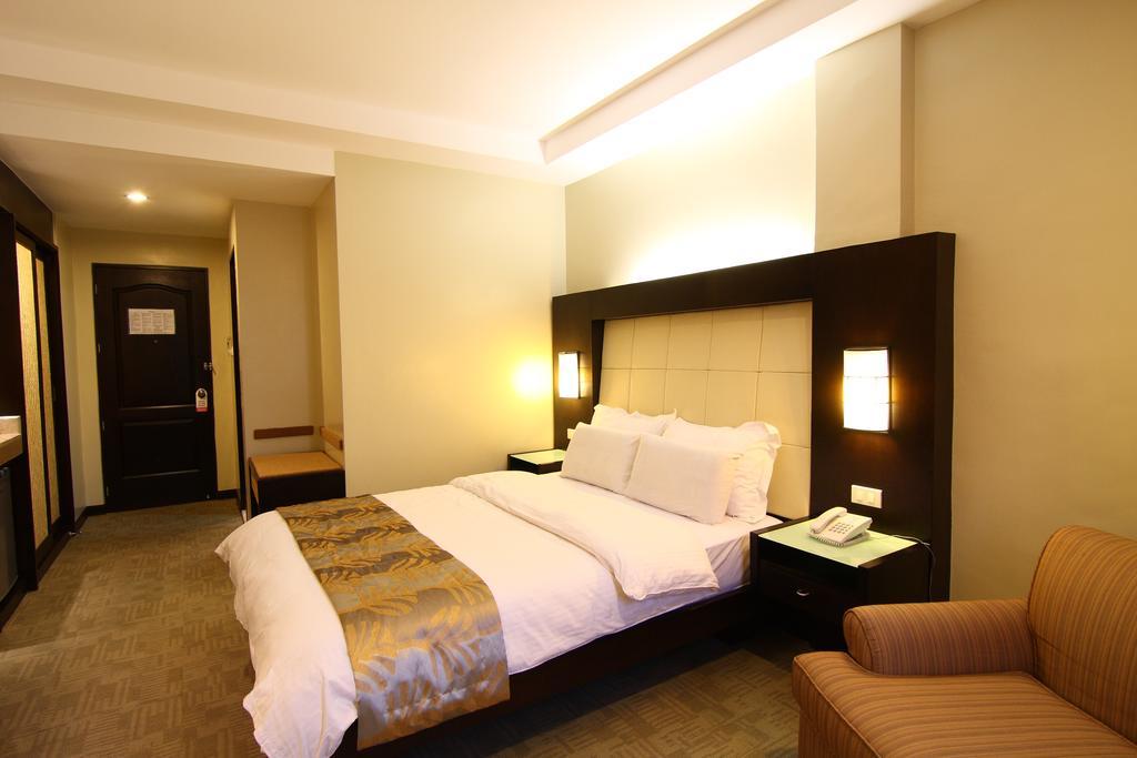 Circle Inn Hotel And Suites Баколод Экстерьер фото