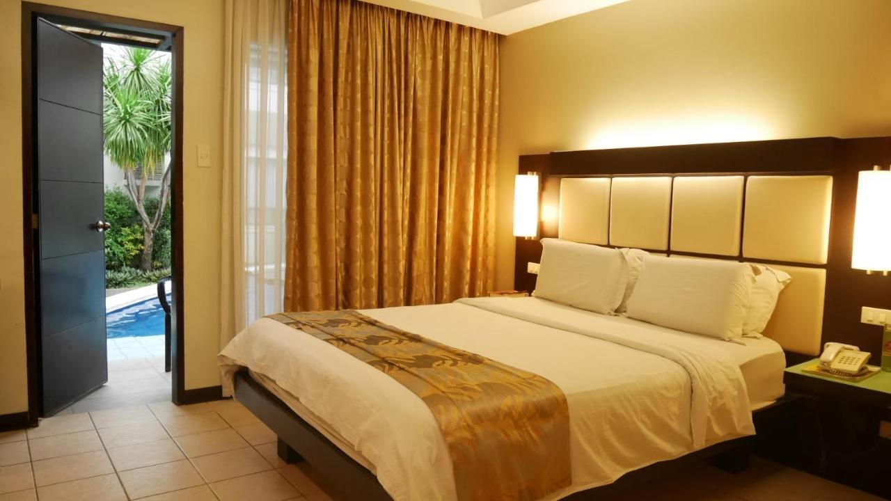 Circle Inn Hotel And Suites Баколод Экстерьер фото