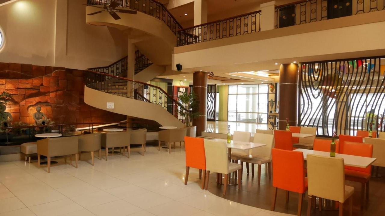Circle Inn Hotel And Suites Баколод Экстерьер фото